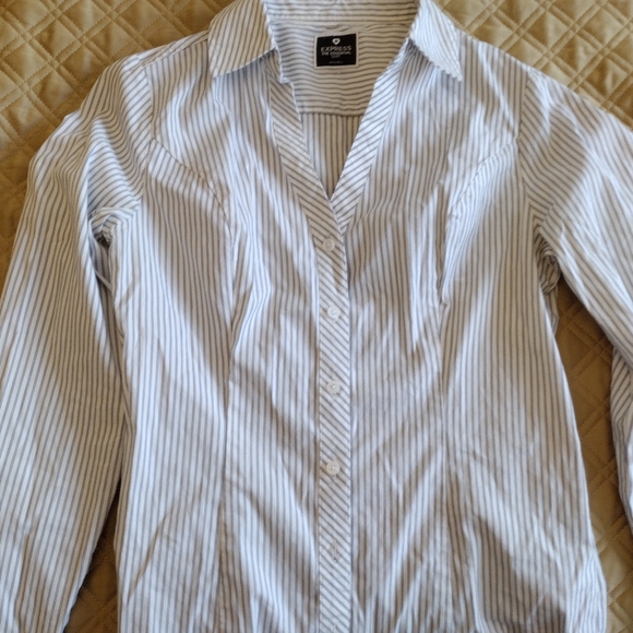 Express Tops - Express The Essential Fitted Stripe Button-Up Women's Shirt - White & Gray
